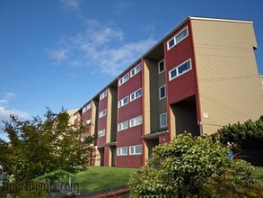 Bayshore Apartments in Astoria, OR - Foto de edificio - Building Photo