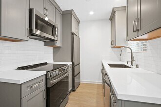 117 Strand St 1 block to the beach and Mai in Santa Monica, CA - Building Photo - Building Photo