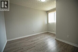 2148 Curry Ave in Windsor, ON - Foto de edificio - Building Photo