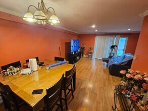 1910 W Hatherleigh Ct in Mount Prospect, IL - Building Photo - Building Photo