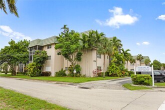 5790 Stirling Rd in Hollywood, FL - Building Photo - Building Photo