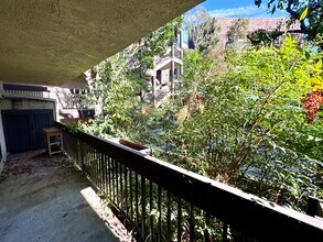950 N Kings Rd, Unit 143 in West Hollywood, CA - Building Photo - Building Photo