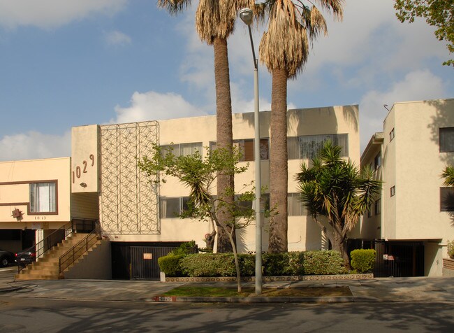 1029 N Hayworth Ave in West Hollywood, CA - Foto de edificio - Building Photo