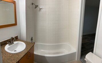 1941 NE 51st St in Fort Lauderdale, FL - Foto de edificio - Building Photo