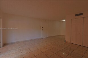 7230 Fairway Dr in Hialeah, FL - Building Photo
