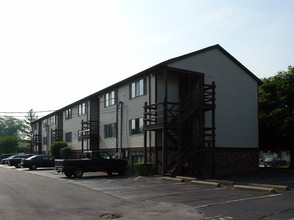 Foxwood Manor in Bowling Green, OH - Building Photo - Building Photo