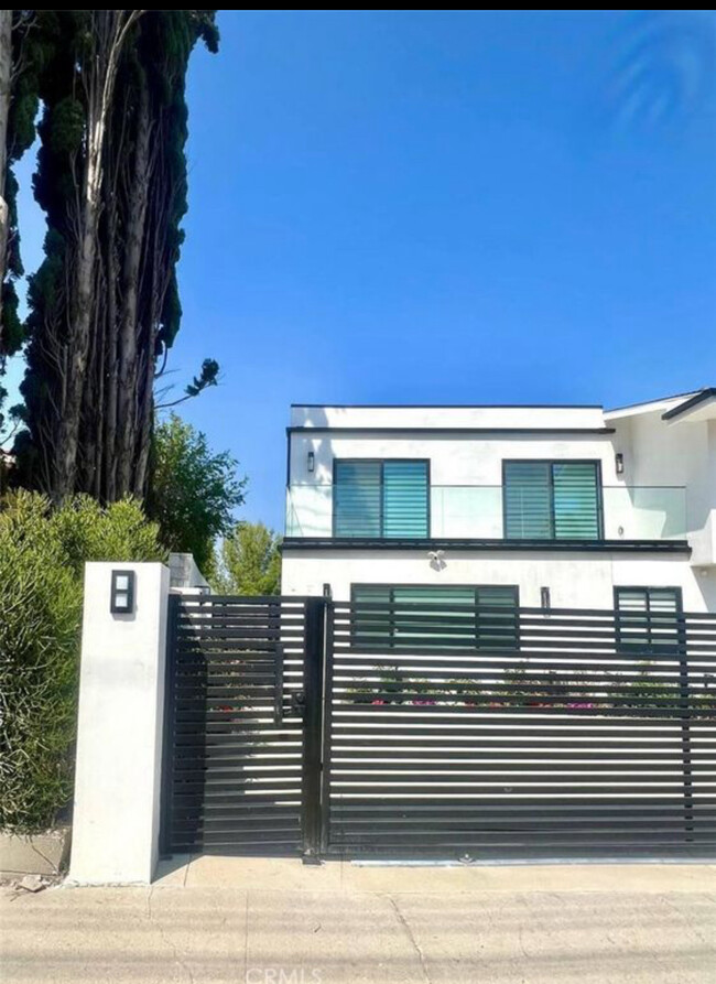 24237 Hatteras St in Woodland Hills, CA - Building Photo - Building Photo