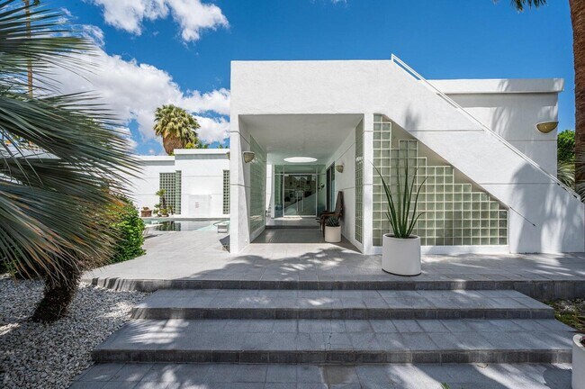 520 W Vía Lola in Palm Springs, CA - Building Photo - Building Photo