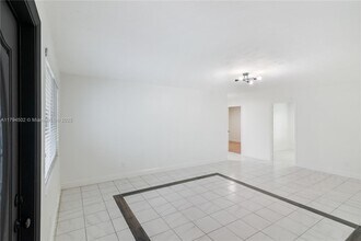 6330 SW 27th St in Miami, FL - Foto de edificio - Building Photo