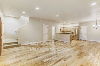 570 SW 201st Ave in Beaverton, OR - Building Photo - Building Photo