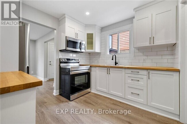 8059 Aintree Dr in Niagara Falls, ON - Building Photo - Building Photo