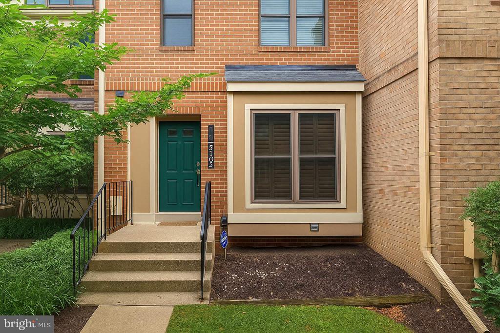 5105 King Charles Way in Bethesda, MD - Building Photo