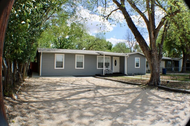 1141 Katy St in New Braunfels, TX - Foto de edificio - Building Photo