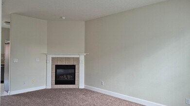 16771 NE Halsey St in Portland, OR - Building Photo - Building Photo