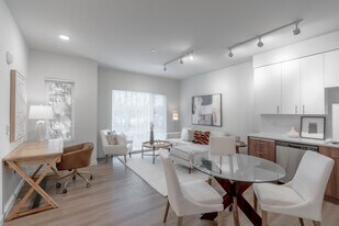 Paramount 1 Apartments in Shoreline, WA - Building Photo