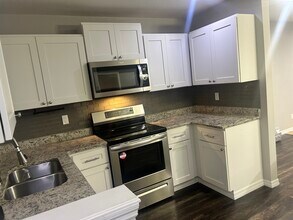 501 Firefly Ln in Apollo Beach, FL - Foto de edificio - Building Photo