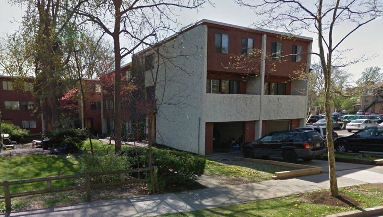 250 E Foster Ave in State College, PA - Foto de edificio