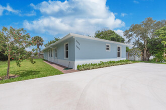1575 Meridian Rd in West Palm Beach, FL - Building Photo - Building Photo