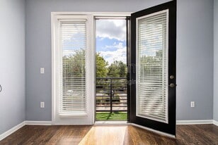 5300 Peachtree Rd in Atlanta, GA - Building Photo