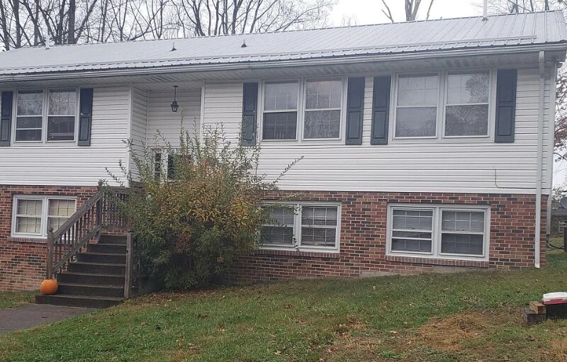 102 Oakwood St in Oak Hill, WV - Building Photo