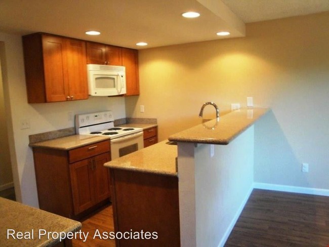 6131 NE 193rd Pl in Kenmore, WA - Building Photo - Building Photo