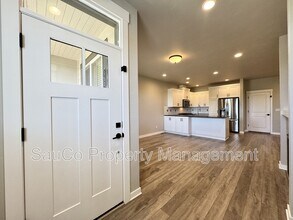 5531 SE Logan Ln in Hillsboro, OR - Building Photo - Building Photo