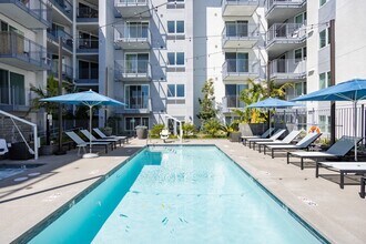 Chandler Apartments in North Hollywood in North Hollywood, CA - Foto de edificio - Building Photo