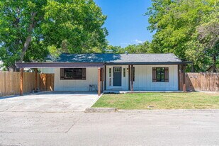 159 S Hackberry Ave in New Braunfels, TX - Building Photo