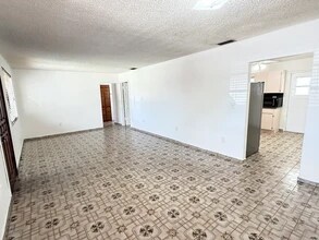 1310 W 30th St in Hialeah, FL - Foto de edificio - Building Photo