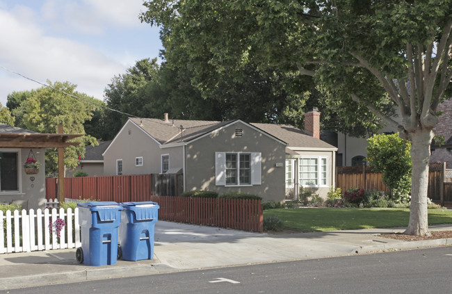 700 Live Oak Ave in Menlo Park, CA - Foto de edificio - Building Photo