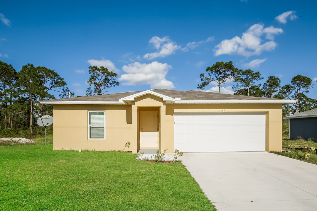 431 Eisenhower Blvd in Lehigh Acres, FL - Foto de edificio