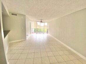 7125 NW 186th St, Unit #B304 in Hialeah, FL - Foto de edificio - Building Photo