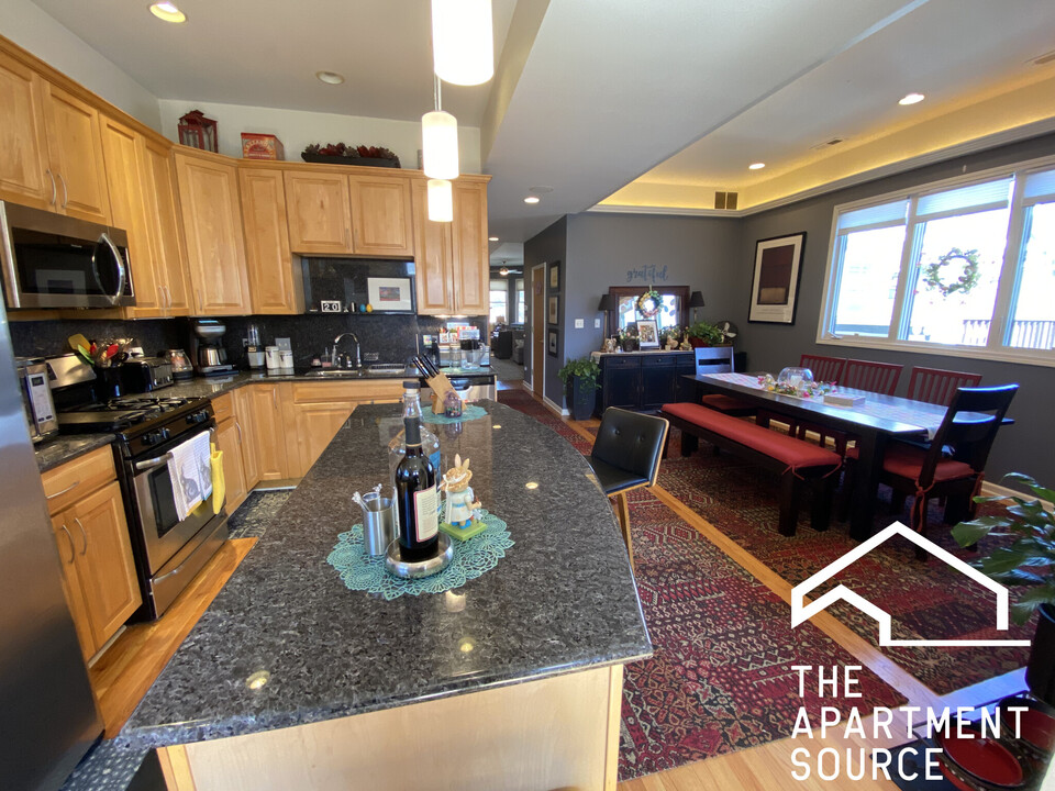 1707 W Melrose St, Unit TWO in Chicago, IL - Building Photo