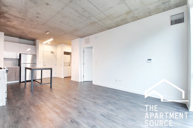1722 W Roscoe St, Unit 507 in Chicago, IL - Foto de edificio - Building Photo