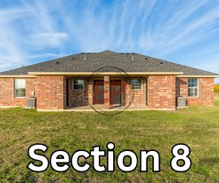 2824 Jerry Mashek Dr in West, TX - Building Photo