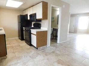 616 W Graaf Ave, Unit 2 in Ridgecrest, CA - Foto de edificio - Building Photo