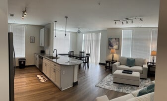 401 W Trade St in Charlotte, NC - Building Photo