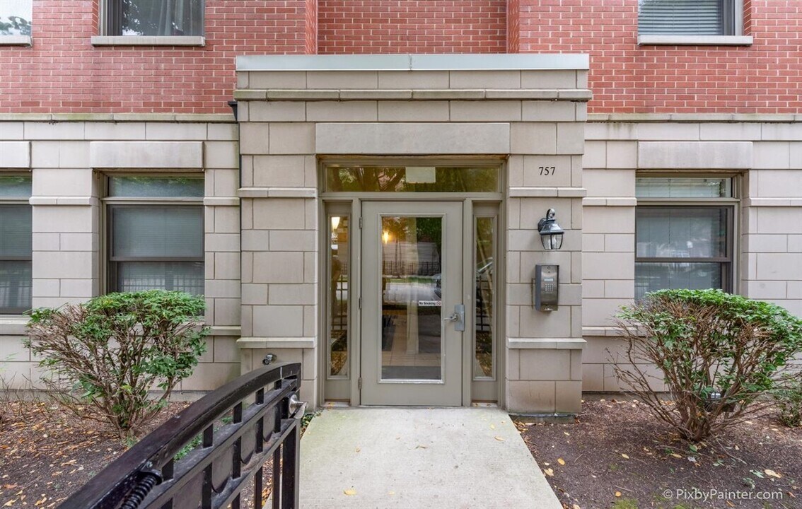 757 W 14th Pl in Chicago, IL - Building Photo