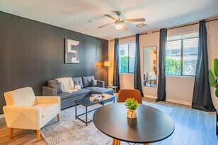 777 E Stella Ln in Phoenix, AZ - Building Photo