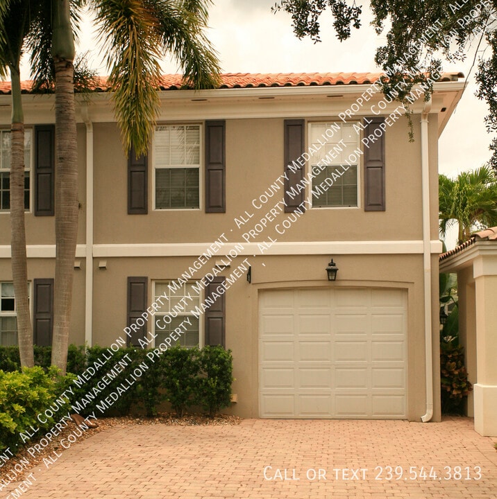 5823 Cove Cir in Naples, FL - Building Photo