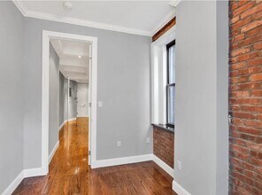 5 W 103rd St, Unit 1E in New York, NY - Foto de edificio - Building Photo