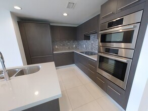 7875 NW 107th Ave in Doral, FL - Building Photo - Building Photo