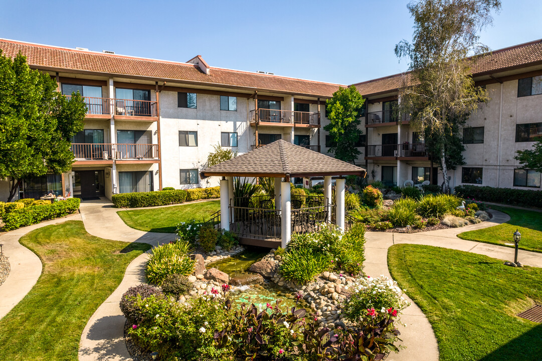 Roseville Commons Senior Living in Roseville, CA - Foto de edificio