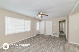 5810 Alanadale Dr in Louisville, KY - Building Photo - Building Photo