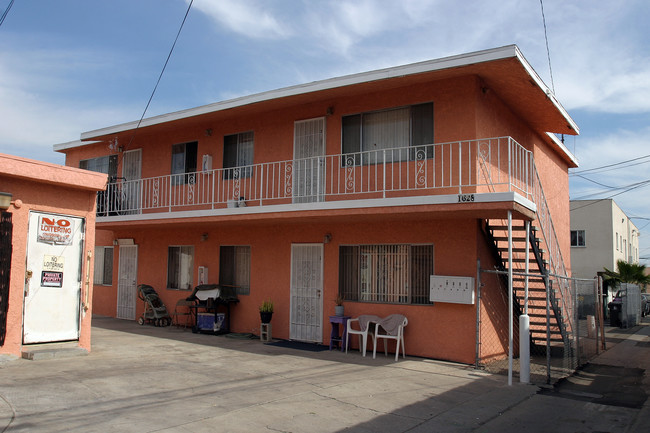 1622-1628 Orange Ave in Long Beach, CA - Foto de edificio - Building Photo