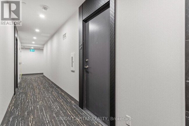 8 Wellesley St W in Toronto, ON - Building Photo - Building Photo