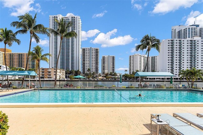 1000 Parkview Dr, Unit 329 in Hallandale Beach, FL - Foto de edificio - Building Photo