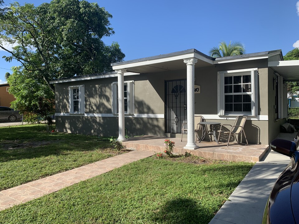 16340 NW 17th Ct in Opa Locka, FL - Foto de edificio