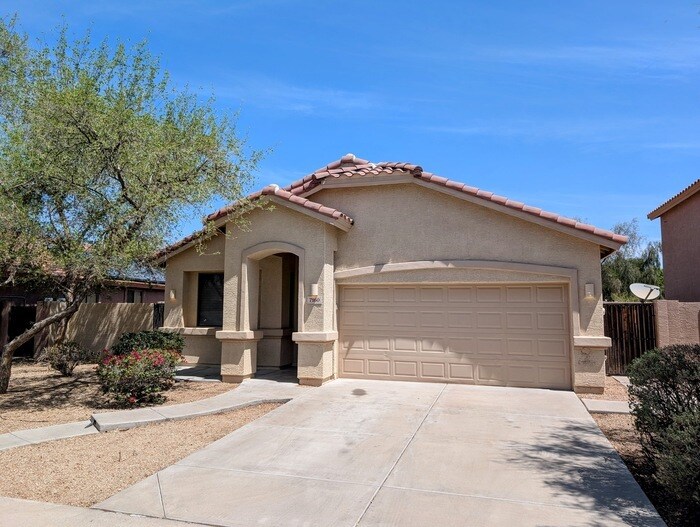 7160 W Kings Ave in Peoria, AZ - Building Photo