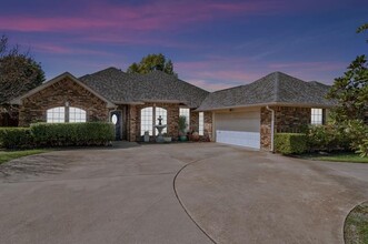 7001 Oak Hills Ct in North Richland Hills, TX - Building Photo - Building Photo